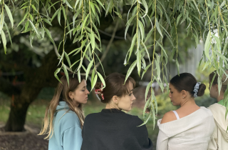 Praca nad instalacją interpretującą rytuał Dożynek