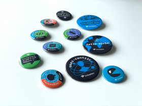 Projekt zestawu przypinek dla pracwonik&oacute;w firmy Etteplan