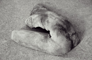 "Pokutująca" (glina ceramiczna) - Schloss Trebnitz, Niemcy 2014.